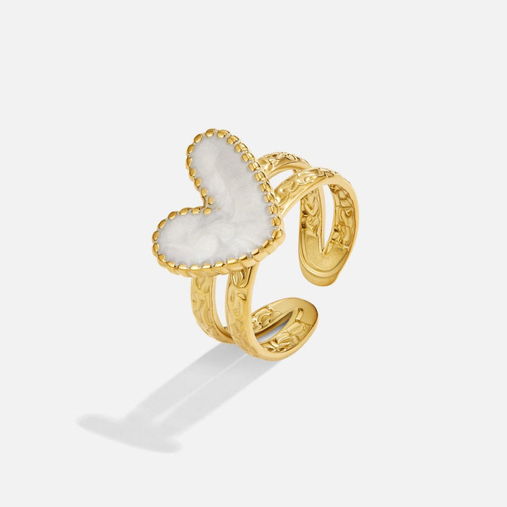 Eenvoudige gouden ring met hartje
