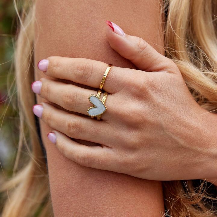 Eenvoudige gouden ring met hartje
