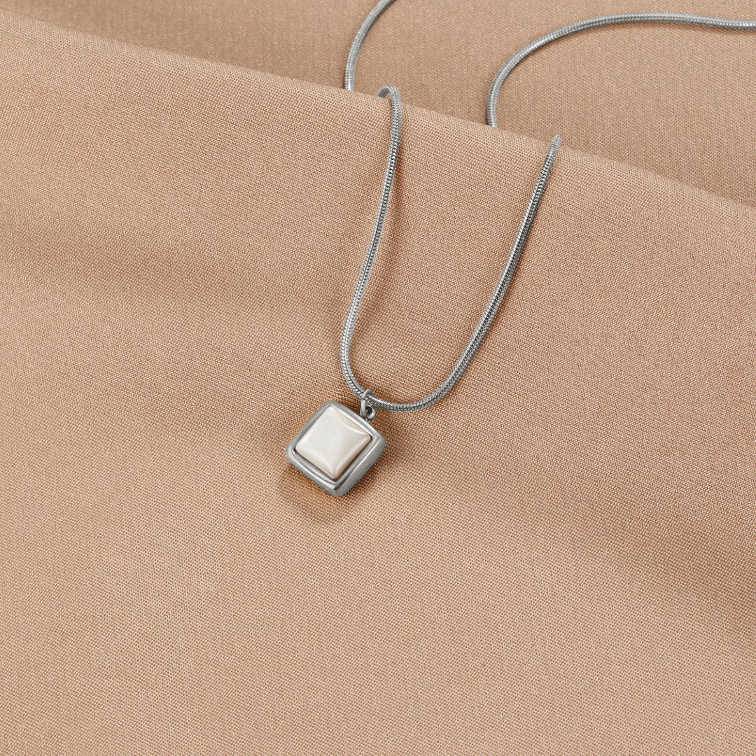 Zachte maansteen ketting met gouden hanger