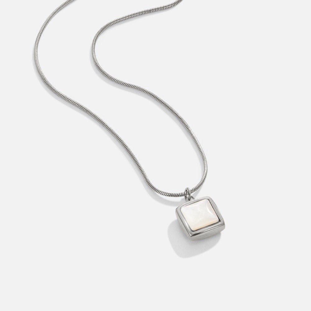 Zachte maansteen ketting met gouden hanger