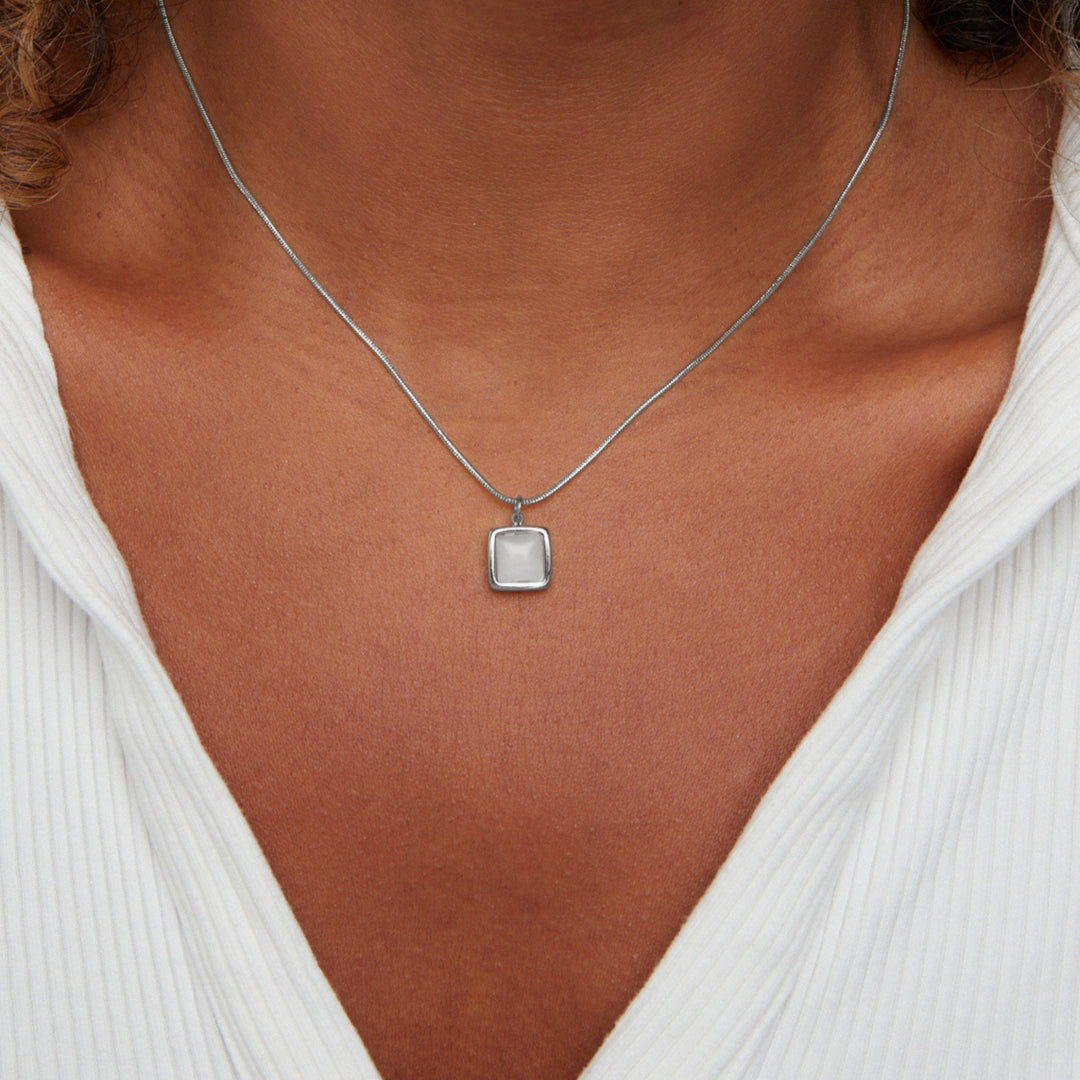 Zachte maansteen ketting met gouden hanger