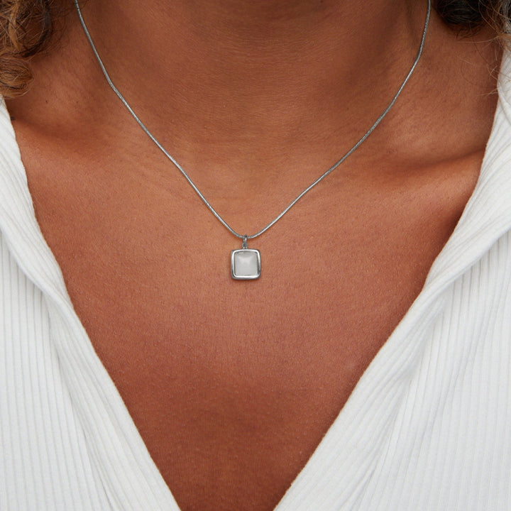 Zachte maansteen ketting met gouden hanger