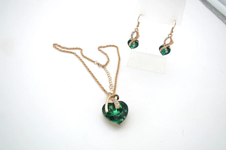 Elegante gouden ketting met subtiele zirkonia details