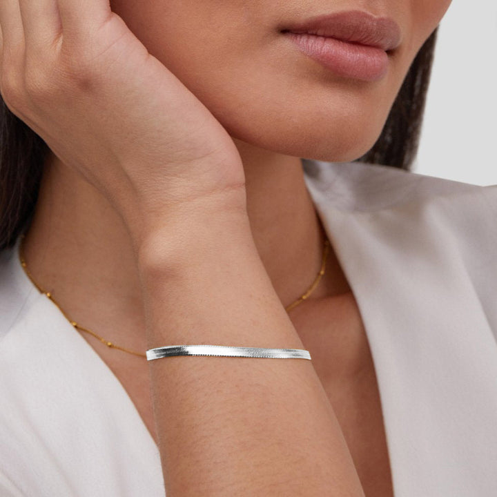 Elegante zilveren armband met slangenmotief