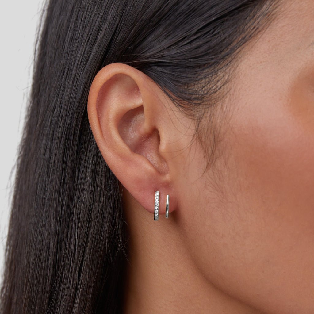 Elegante zilveren oorbellen met kristallen klauwdesign