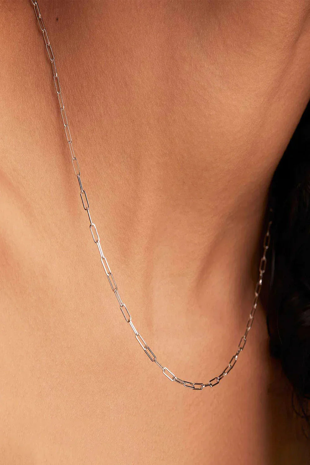 Verfijnde ketting van wit goud met subtiele glans