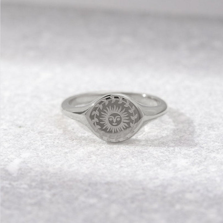 Zilveren ring met een subtiele zonnestraal