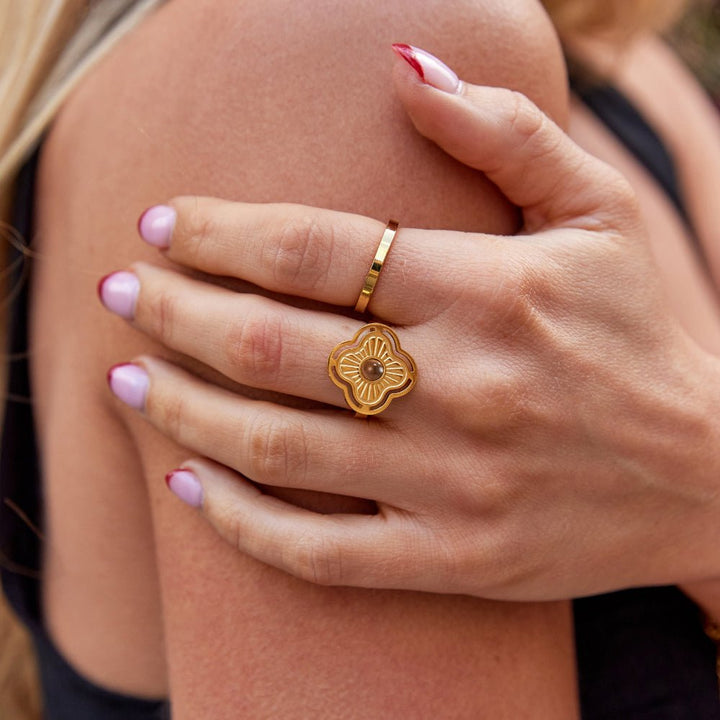 Zilveren ring met tigeroog en delicate bloemenmotieven