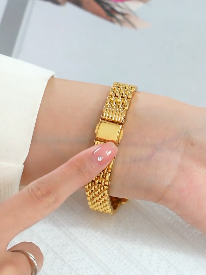 Elegante gouden horloge met verfijnde schakels