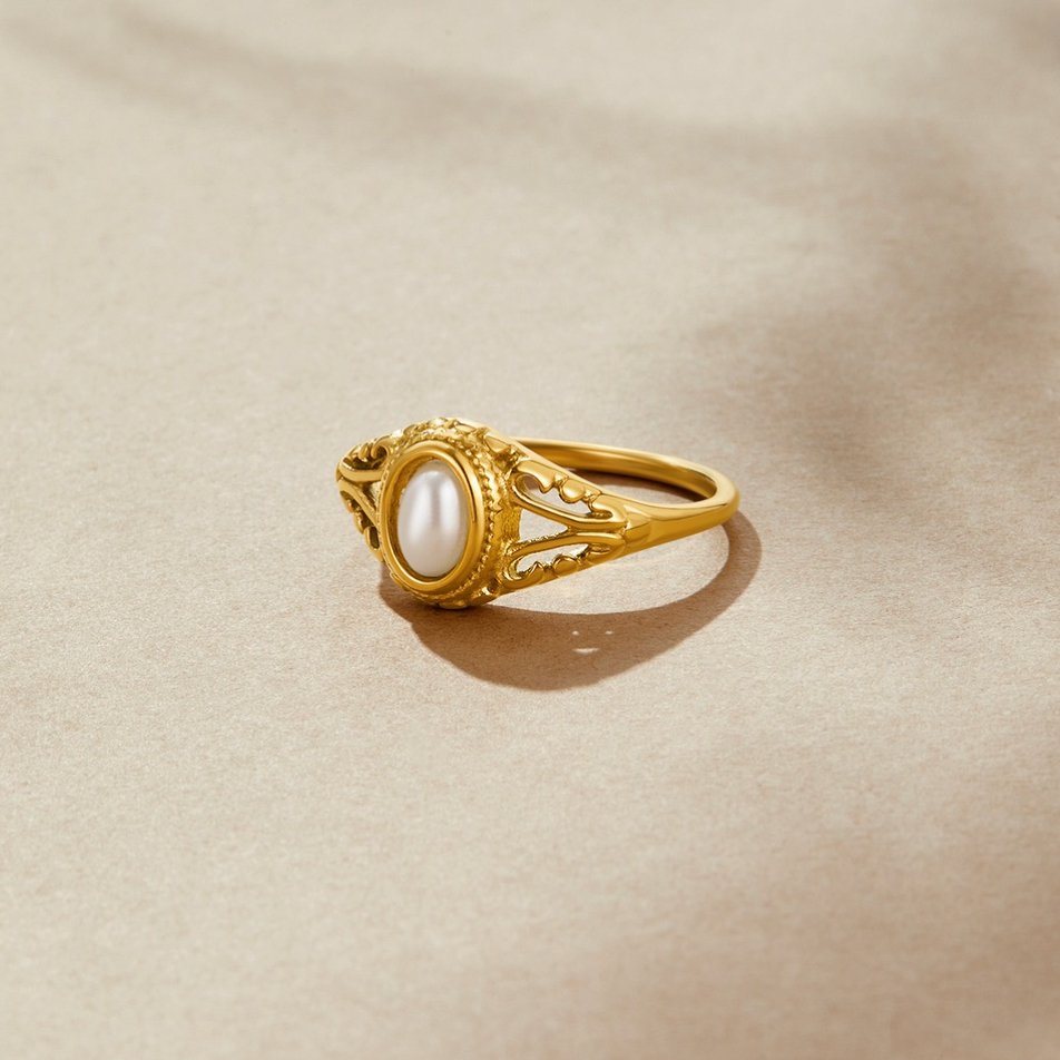 Elegante parelenring in vintage stijl