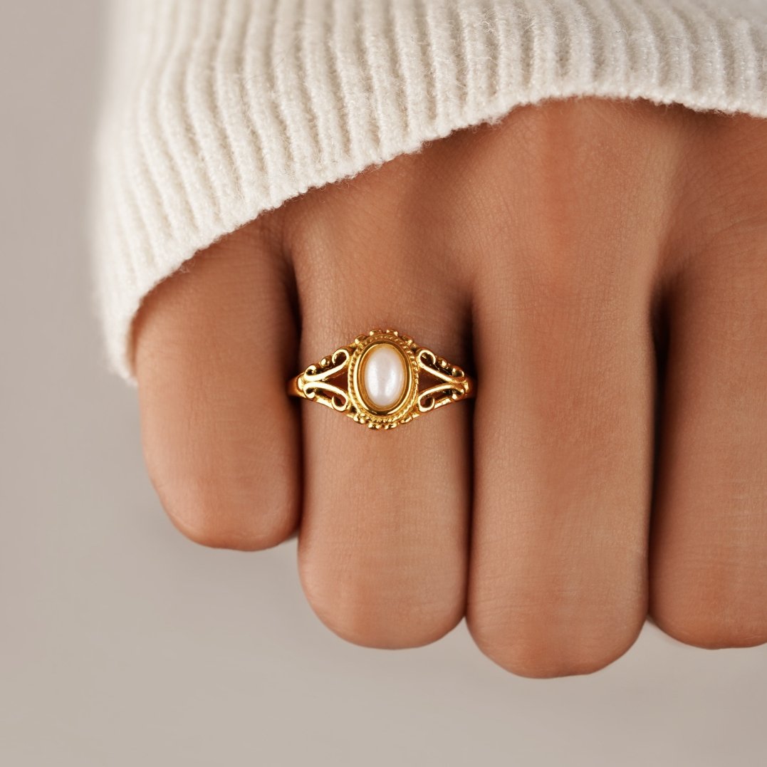 Elegante parelenring in vintage stijl
