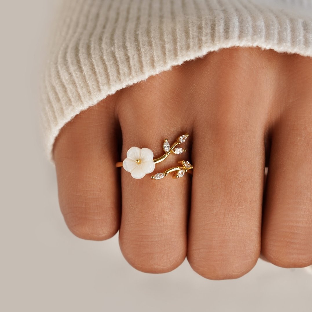 Elegante zilveren bloemenring met witte zirkonia