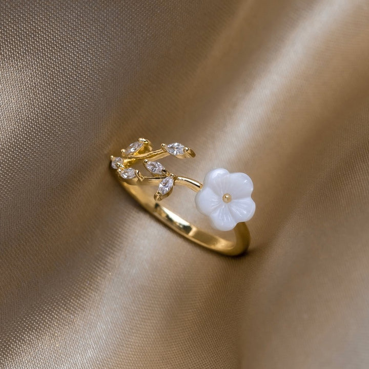 Zachte witte zirkonia bloemenring